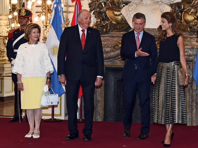 King Harald and Queen Sonja with President Mauricio Macri and First Lady Juliana Awada at Casa Rosada. Photo: Sven Gj. Gjeruldsen, The Royal Court
